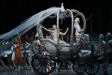 新国立劇場バレエ団『シンデレラ』“魔法のような”名作バレエを東京で上演