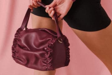 レペット"枕”着想レザーバッグ「オペラバッグ」に深みレッド、きゅっと寄ったギャザー＆リボンチャーム付