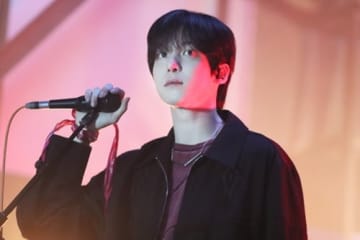 首筋に浮かぶ血管まで…ATEEZ・ユンホ、主演映画『Back！Stage』スチール写真公開