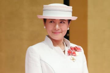 雅子さま　受章者の胸元に直接お付けに…ナイチンゲール紀章授与式で見せられた“あたたかい労い”