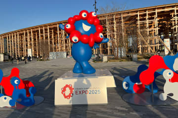 「強い」「凄いな」万博で帰宅困難者続出のなかライブカメラに映り込んだ“深夜のパフォーマンス”にネット騒然