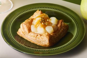 RINGO‟洋梨×キャラメル”の秋限定オープンパイ、バニラ風味のジューシー洋梨とカスタードを重ねて