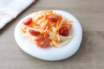 “火”を使わない超簡単レシピ！ 大根・にんじん・ミニトマトを使った「和風ラペ」SNSフォロワー35万人超の料理研究家が紹介