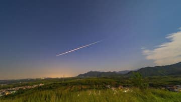 中国の写真愛好家、ペルセウス座流星群を撮影