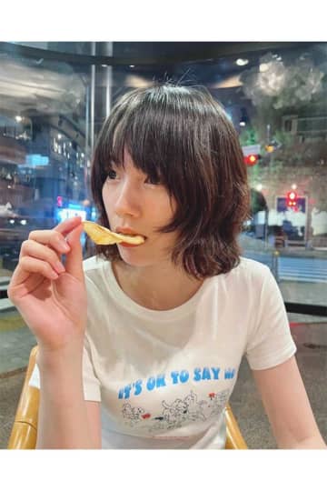 のん、ポテチ片手に“ラフなかんじ”のイメチェン姿　肩上ボブヘアで「いつもキュートで可愛い」