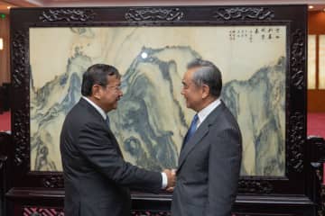 王毅氏、カンボジア副首相兼外相と会談