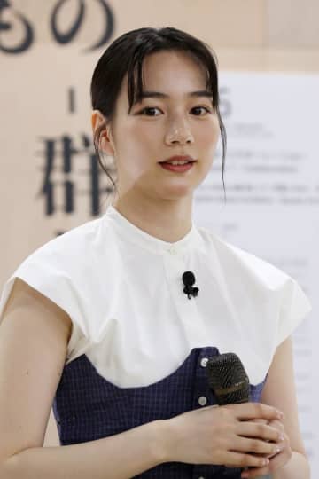 のん、新ヘアスタイルでアヒル口に⇨ポテチを食べる「くちばし」ショットが話題