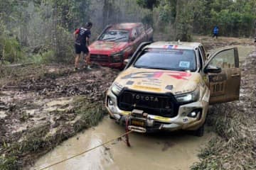 スタック、荷台脱落と極悪路が牙を剥いたレグ5。ミツビシが三つ巴を牽引したまま残すは2日に／AXCR