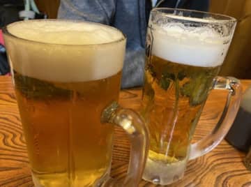 ビールのジョッキに「ヒビがある！」と騒ぐ客　高校生バイトが笑いながら指摘した”衝撃の事実”