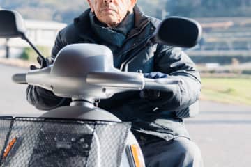 80代女性のシニアカー『車道の真ん中を爆走』し右折レーンに侵入 “声掛けにも反応なく” 走り去る姿にコメント殺到「本当に駄目だこりゃって感じだ…轢かれても怪我しても文句を言わないでいただきたい」「自分が正しいと思っているので仕方がない、自分が正しい症候群ですね」