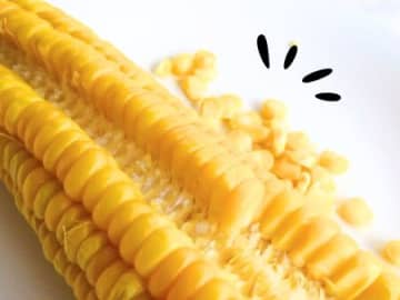 包丁を使わず「とうもろこし」の粒を一気にとる方法。このカタチがポイントなんです♪