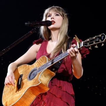 テイラー・スウィフト、音源買戻しは母と弟のおかげ