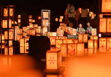 お盆の夜彩る　あんどん500個　堀跡ほのかに照らす　茨城・古河