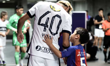 長友キッズが鈴木優磨に“背中ポンポン“ ほっこり交流シーンが話題に