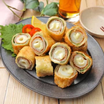 【ギョーザの皮で巻いて焼くだけ】「この発想、天才か！」「無限に食べられそう」お酒が進んで困っちゃう簡単おつまみレシピ