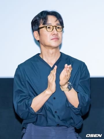 【PHOTO】オム・テウン、約9年ぶりの復帰作「最後の宿題」舞台挨拶に出席…実姉オム・ジョンファも応援に