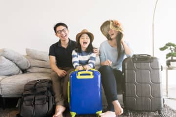 お盆に“都内”から実家の“広島”まで家族4人で帰省すると、新幹線代だけでも往復「10万円」以上に…。ハイシーズンでも、少しでも“割安”で移動できる方法は？