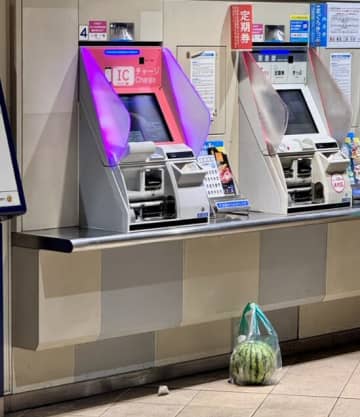 「Suicaかと思ったら」京急蒲田駅のシュールすぎる忘れ物に15万いいね、持ち主を心配する声とツッコミが殺到