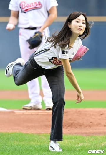 【PHOTO】チャ・ソリン、始球式に登場…爽やかなユニフォーム姿