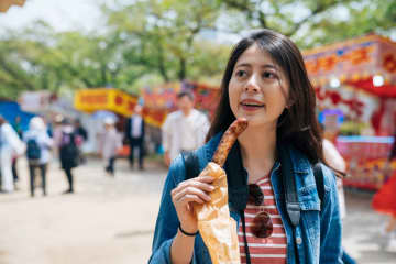 【Xで話題】祭りで「仙台牛タン800円」の屋台が→購入したら「豚タン」だった!? これって“詐欺”になる？ 祭りの屋台で注意すべきこととは