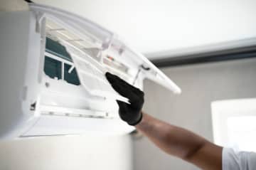 4人家族で夏の電気代が“月1万2000円”を超えました…。エアコンの“フィルター掃除”で節約になると聞いたのですが、どれくらい変わるのでしょうか？