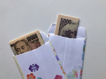 夫の実家に子連れで帰省。義母に「お盆玉だよ」と5000円もらいましたが、正直初耳でビックリ！ どの家庭でも渡しているのでしょうか？“相場”もあわせて確認