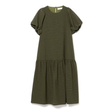 まだ暑いけど秋っぽくシフトさせるなら、カーキ色で夏の大人コーデに