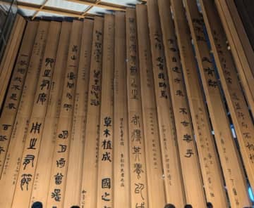 【大阪万博】「なんて書いてあるの？」と疑問殺到。万博中国館の漢字びっしりの壁を読もうと日本人奮起