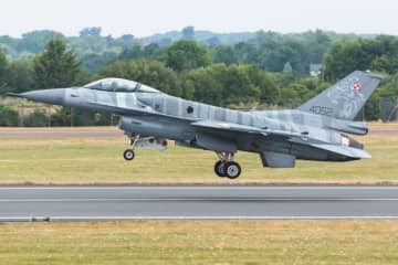 ポーランド空軍、防空体制強化 F-16全機を最新型「F-16V」に改修