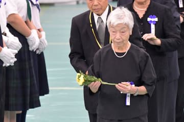泣き虫だった私に「強い子になれ」と繰り返した父…全国追悼式で遺族が献花