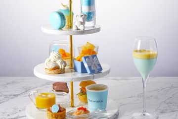 ルワンジュ東京「エレガンス ブルー」の夏アフタヌーンティー、‟純白テディベアが乗る”グラスパフェも