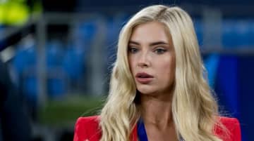 直視できない？レジェンド監督を「落ち着かない様子」にした“美女”リポーターが話題に