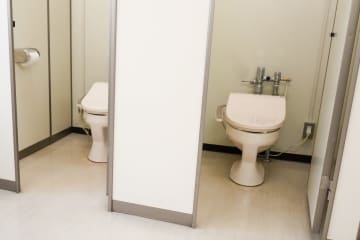 38歳高校教諭 校内に小型カメラを『20台以上設置』し盗撮 逮捕され「楽しかった」と語りネットでコメント殺到「更衣室はそんなに数がないので、主にトイレが撮影されたと思われます」「こういうのバレます。学校の設備というのは絶対に点検、修理、補修などが入るのでその時点でバレます」