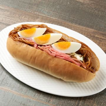 大きなロールパンに屋台風の焼そば、豚肉、ゆでたまごなどを組み合わせて546kcal! ファミリーマートが「大きなロールパン屋台風焼そば&ゆでたまご」を発売