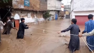 パキスタン豪雨で190人超死亡　救援物資搬送のヘリも墜落