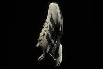 Y-3“毛筆スリーストライプス”のテニスシューズ、水墨画風グラフィックTシャツなどウェアも