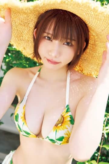 コスプレイヤー・えなこの“ひまわり水着”が眩しい♪「ヤングアニマルWeb」グラビアに登場