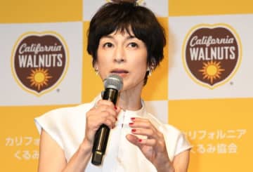 鈴木保奈美、前田敦子らに誕生日を祝ってもらう。お店のお客さんに撮ってもらった写真を公開