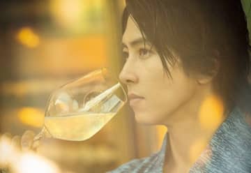 「太陽の下で飲むと美味しい」山下智久が浴衣姿で語る、夏に飲むシャンパンの魅力とは