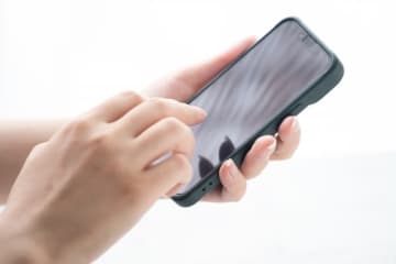 SNSで「外国人差別反対」投稿の市議に自粛要請決議　埼玉県鶴ケ島市議会の可決は正しかったのか？ 専門家が解説