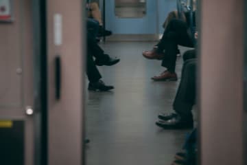 「今乗るはずの電車がありません」ホームで女性が体験した九死に一生、見知らぬ男性に救われる