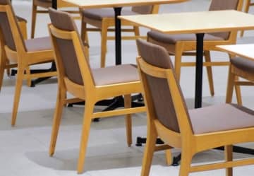 フードコートで「席ないのに料理出すな！」と激高した客、商品をひっくり返し味噌汁やご飯が飛び散る大惨事に