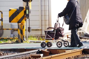 おじいちゃんが “降りた遮断器” をくぐり『線路に侵入』接触事故で ”1800人に影響” しネットでコメント殺到「遮断器が上がるまで待てないのか？たったの１〜２分なのに、、」「本当に迷惑だから誰もいないところでやってほしいわ」