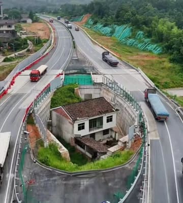 立ち退き拒否して道路に囲まれた家、住人は騒音に耐えかね引っ越し―中国