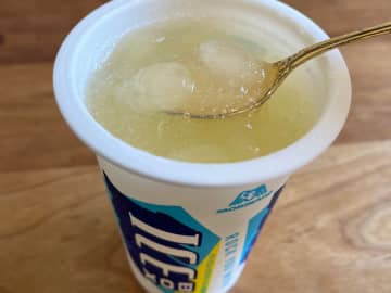 シャリシャリがぷるぷるに？　アイスボックスの変化に「クセになる」「夏ずっとやる」