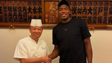 八村塁がサインを書くシーンにファン驚愕「そこにサイン…」「規格外すぎる」地元・富山のすし店が感謝