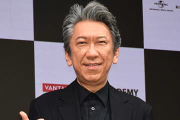 布袋寅泰が一寸法師、マネジャーは顔パネル満喫　最新散歩に反響「激レア」「カッコいい」