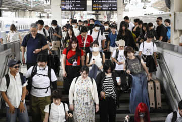 お盆休みUターンがピーク　帰省、新幹線や空の便混み合う