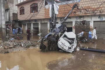 パキスタン豪雨、死者300人超　洪水や土砂崩れ、隣国インドも