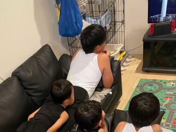 ホラー番組を観る4人の兄弟　その時のファーメーションが？「めちゃ笑った」「額縁に入れたい」